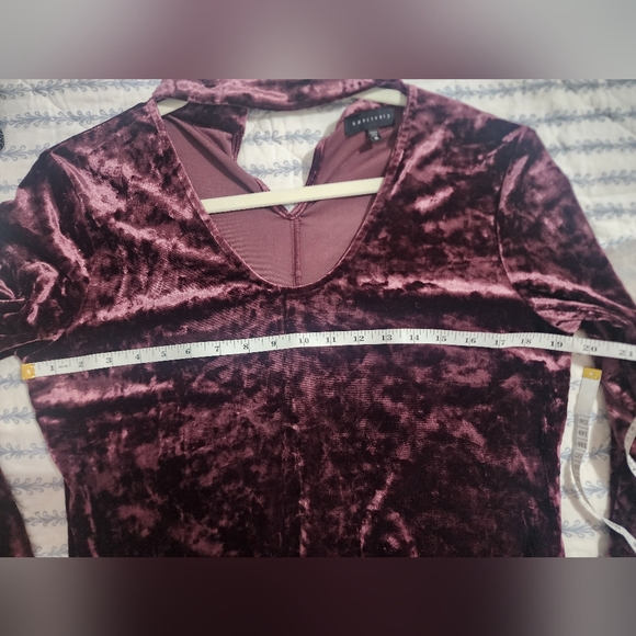 SANCTUARY Velour cut out neck pullover top - Picture 4 of 4